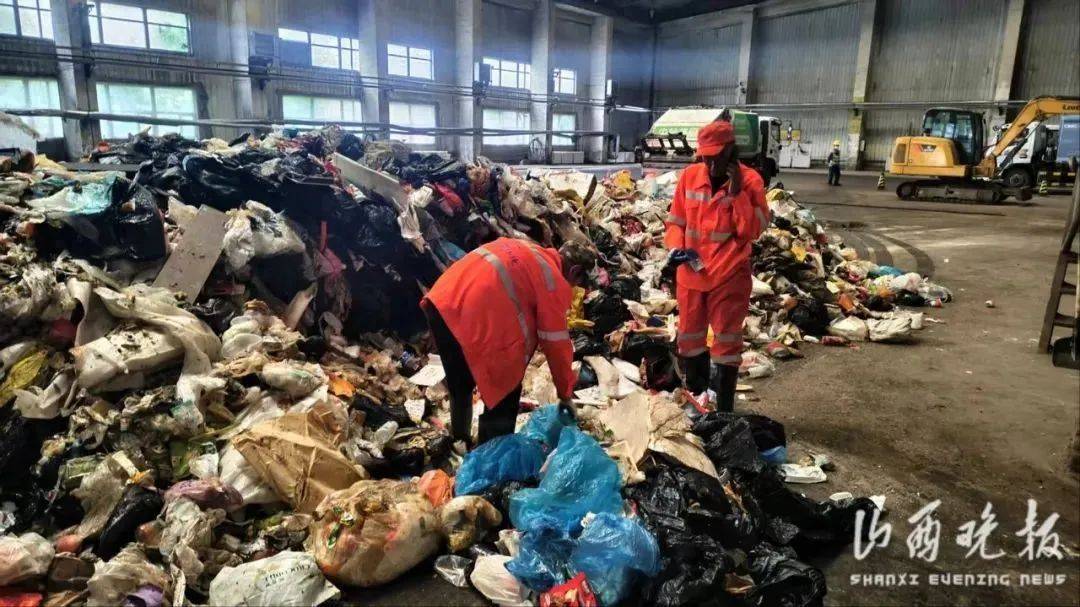 暖新聞被批“冷血”，環(huán)衛(wèi)工翻8噸垃圾找兒童手表值不值？