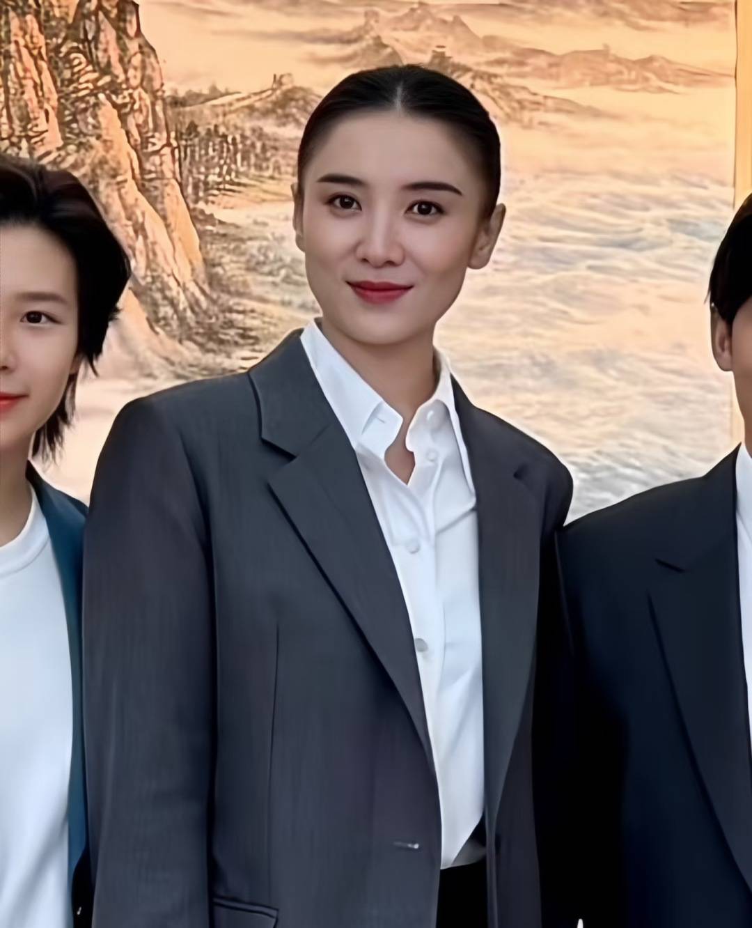 宋佳“體制內(nèi)”穿搭上熱搜，朱珠穿西裝也不失韻味，這股風(fēng)終究被她們穿火了！