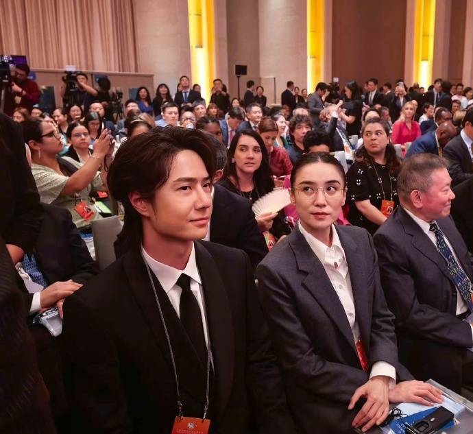 宋佳“體制內(nèi)”穿搭上熱搜，朱珠穿西裝也不失韻味，這股風(fēng)終究被她們穿火了！