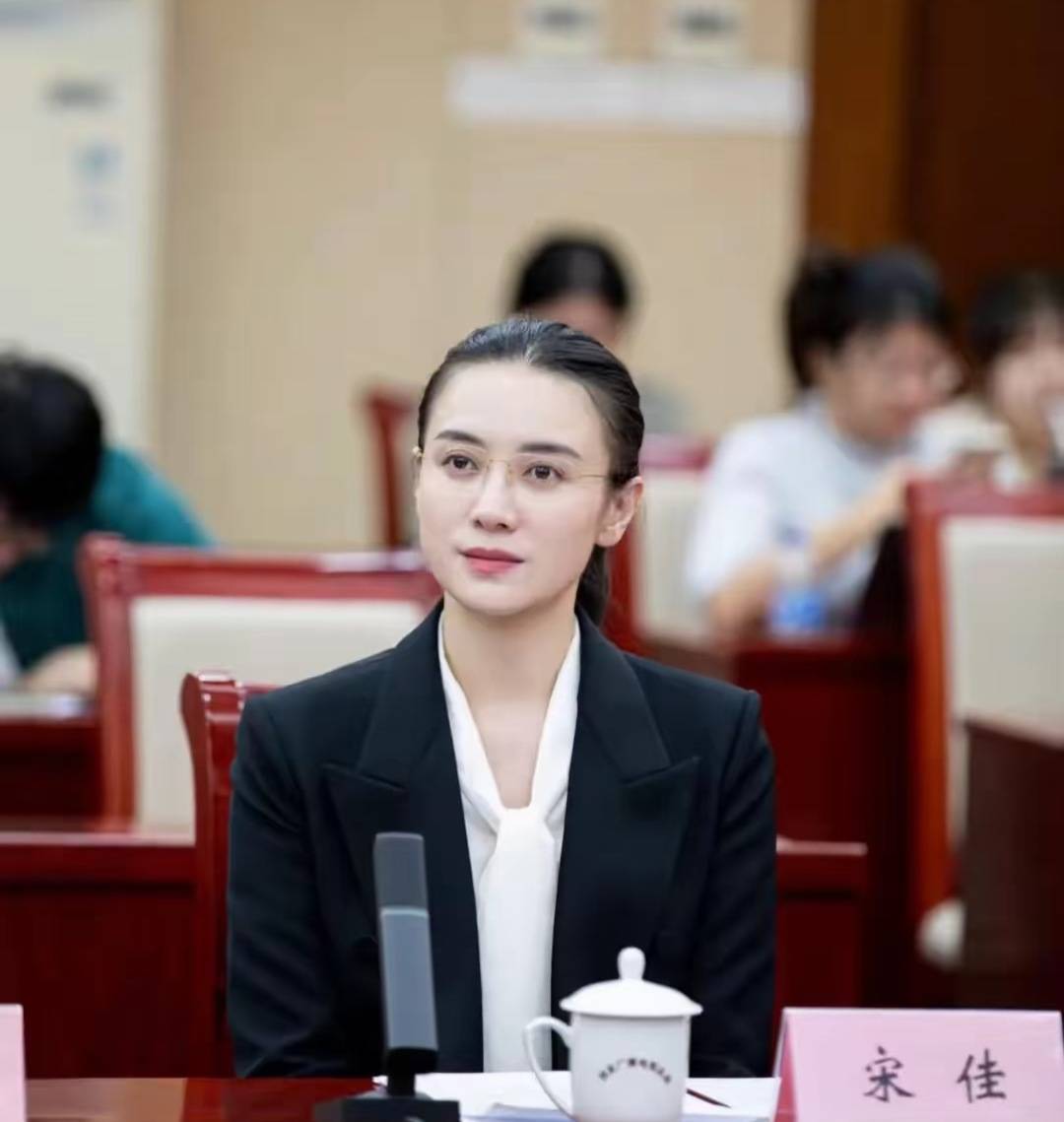 宋佳“體制內(nèi)”穿搭上熱搜，朱珠穿西裝也不失韻味，這股風(fēng)終究被她們穿火了！