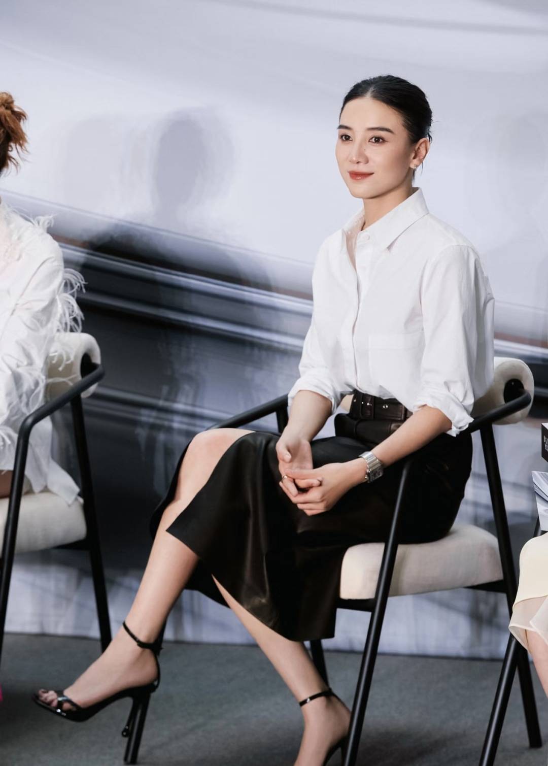 宋佳“體制內(nèi)”穿搭上熱搜，朱珠穿西裝也不失韻味，這股風(fēng)終究被她們穿火了！