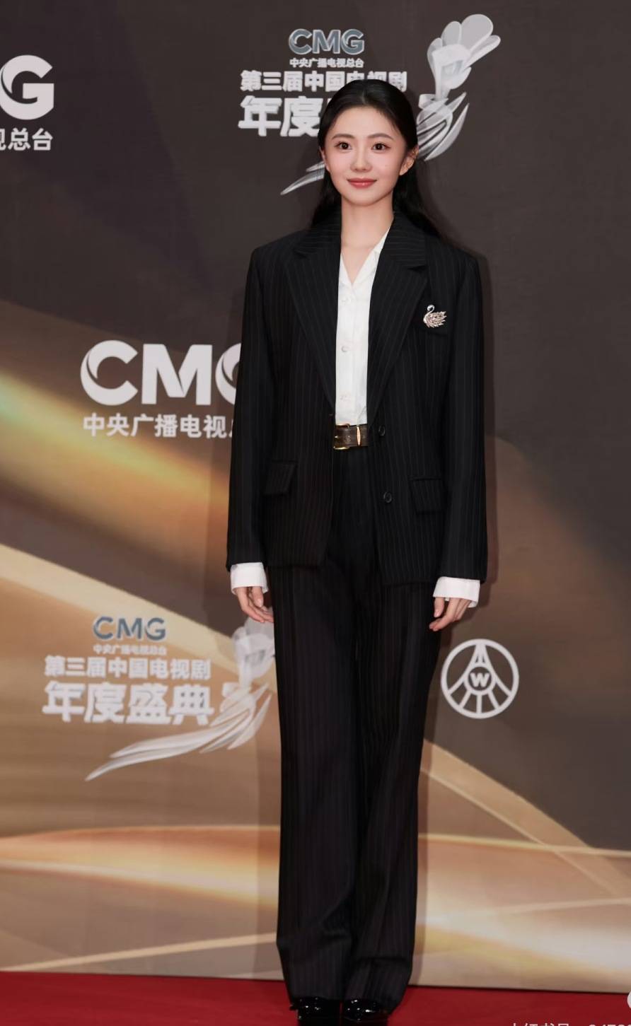 宋佳“體制內(nèi)”穿搭上熱搜，朱珠穿西裝也不失韻味，這股風(fēng)終究被她們穿火了！