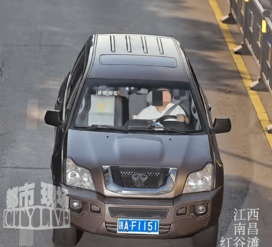 兒子報(bào)警車輛被套牌，交警一查驚呆：套牌的是你親爹！
