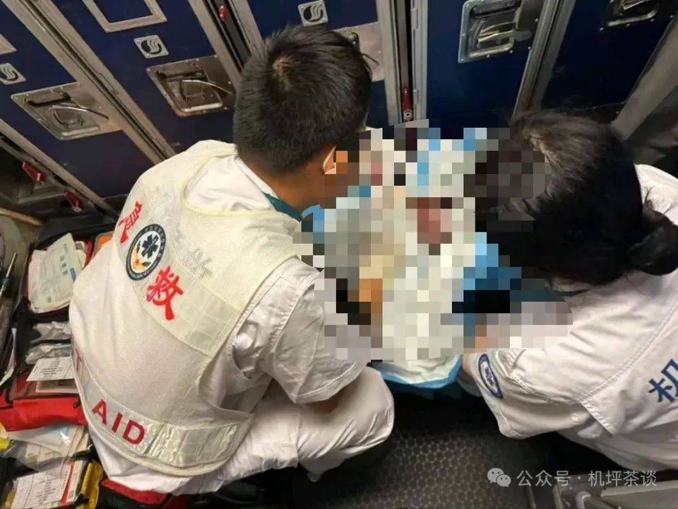 航班起飛前16歲獨(dú)行女孩產(chǎn)下嬰兒？機(jī)場人員急救送醫(yī)，多方回應(yīng)