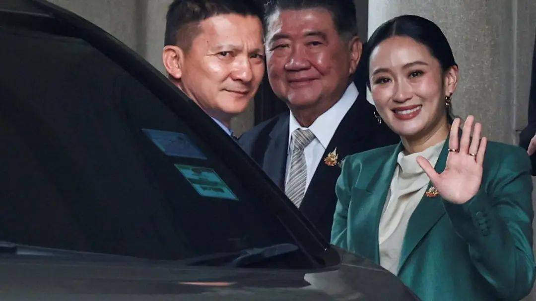 4比2，泰國最新民調出爐，佩通坦想官復原職，中方說了句公道話
