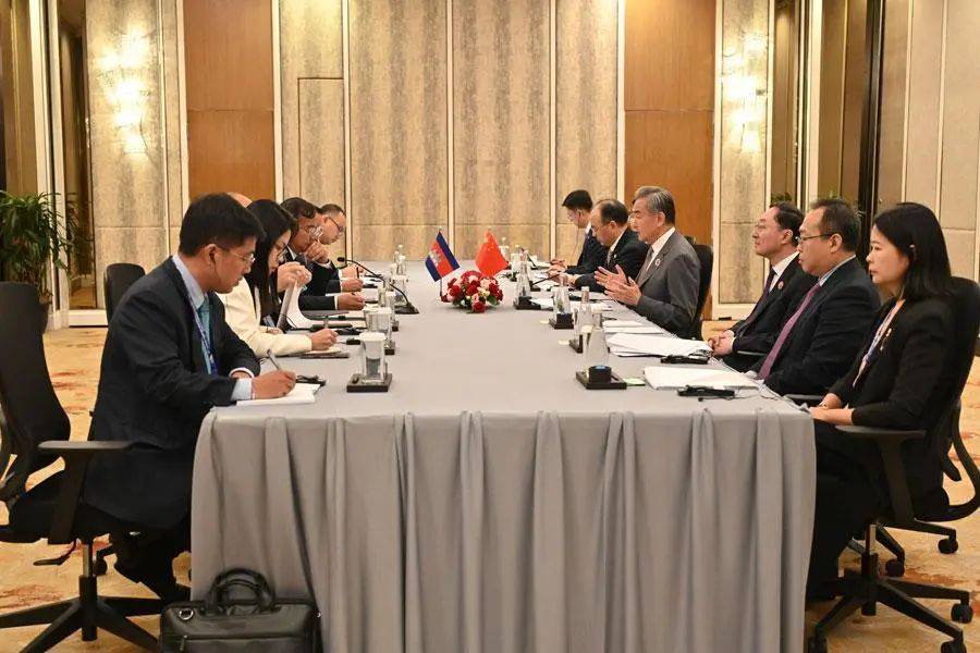 4比2，泰國最新民調出爐，佩通坦想官復原職，中方說了句公道話