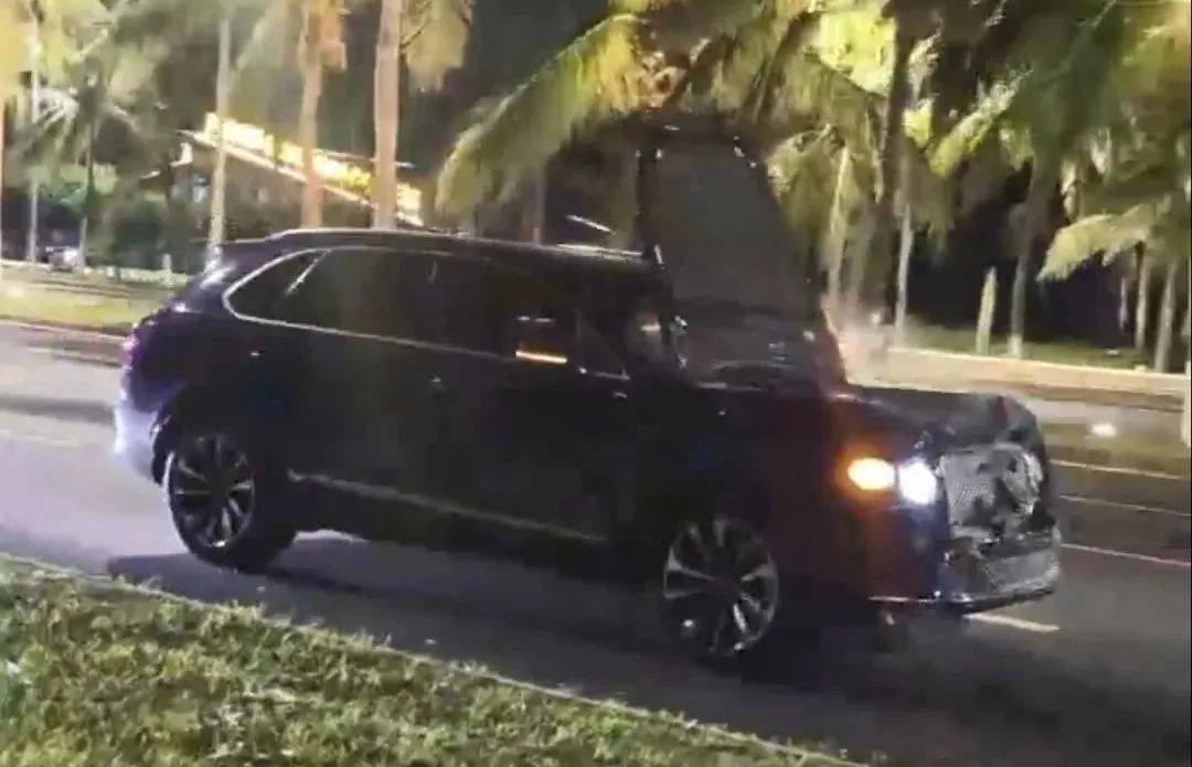 ?？谝毁e利車肇事逃逸，警車一路追蹤喊話“停車”！警方通報：孫某某（男，56歲）刑拘！