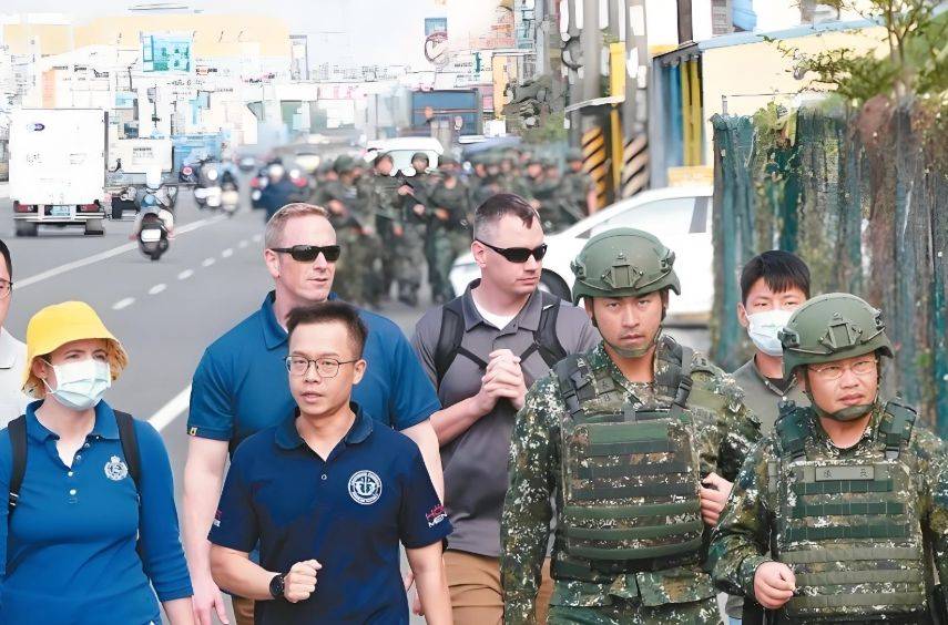 美國專家建議撤走在臺(tái)教官團(tuán)，“臺(tái)獨(dú)分子”跪地挽留人格喪盡