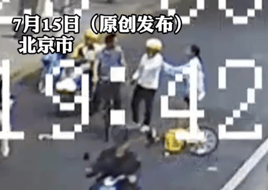 14歲女孩騎車時被男子故意別入機動車道，警方通報：行拘！
