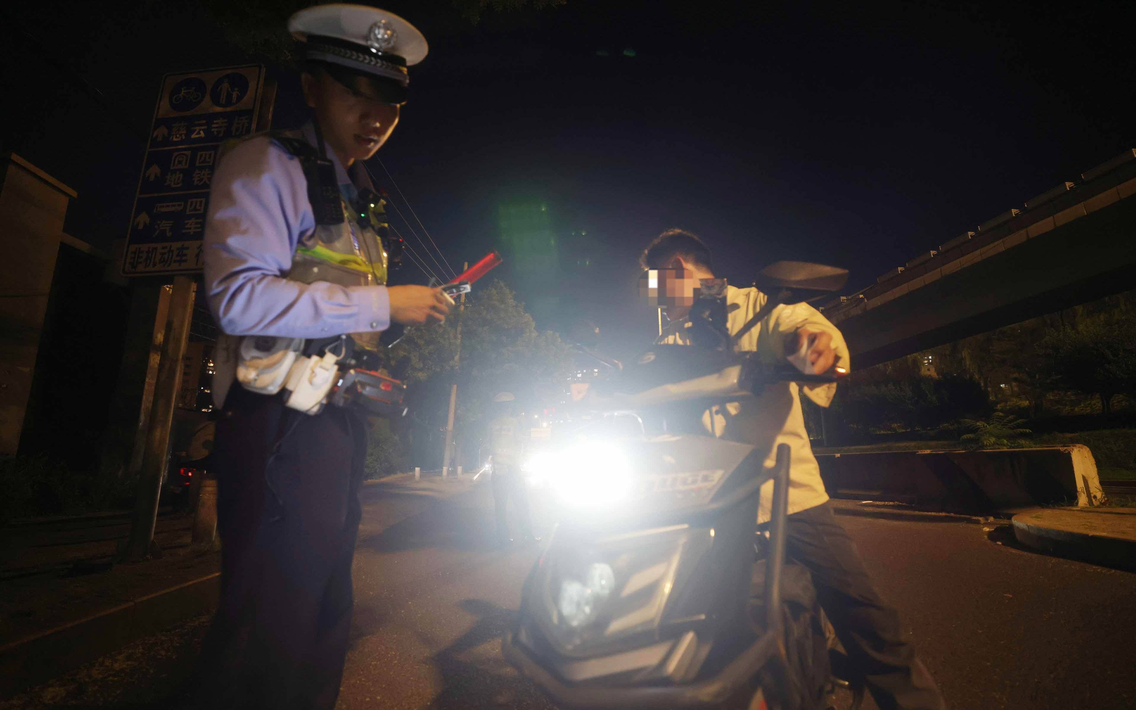 北京交警開(kāi)查電動(dòng)自行車(chē)加裝遠(yuǎn)光燈，首次警告，再被查將扣車(chē)罰款