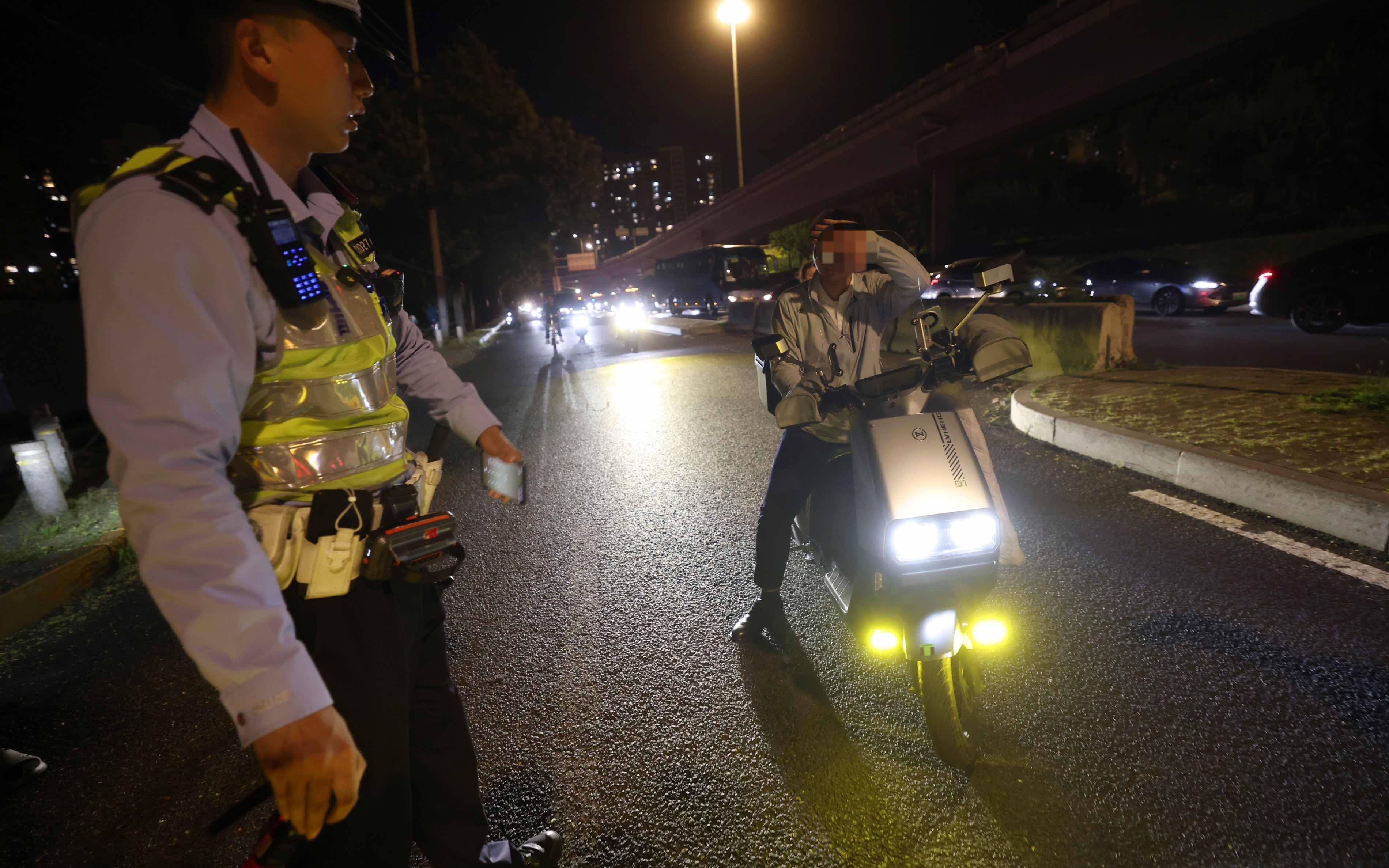 北京交警開(kāi)查電動(dòng)自行車(chē)加裝遠(yuǎn)光燈，首次警告，再被查將扣車(chē)罰款