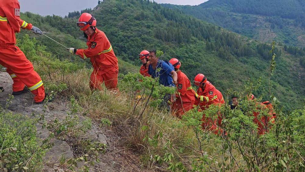 一人因登山摔傷腰部被困山底，淄博消防緊急救援