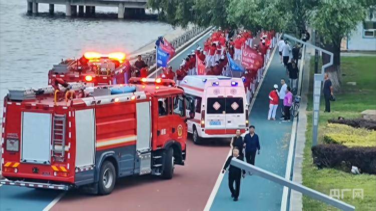 遼寧朝陽(yáng)暴走團(tuán)“頂牛”消防車(chē)救護(hù)車(chē) 事實(shí)誰(shuí)來(lái)厘清？