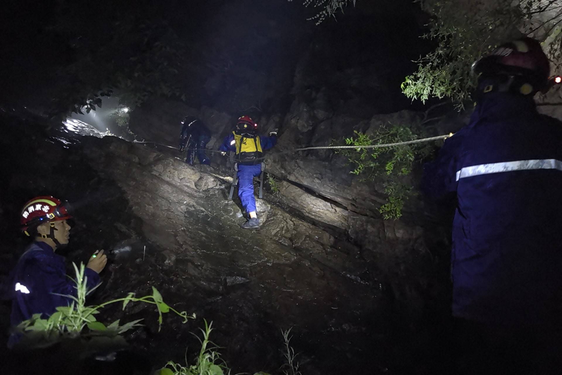 無視暴雨藍(lán)色預(yù)警，一男一女密云雨中登山被困