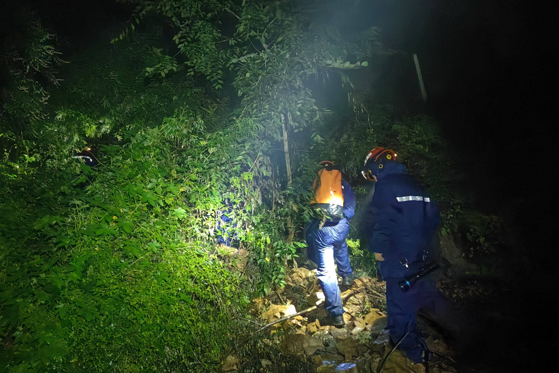 無視暴雨藍(lán)色預(yù)警，一男一女密云雨中登山被困