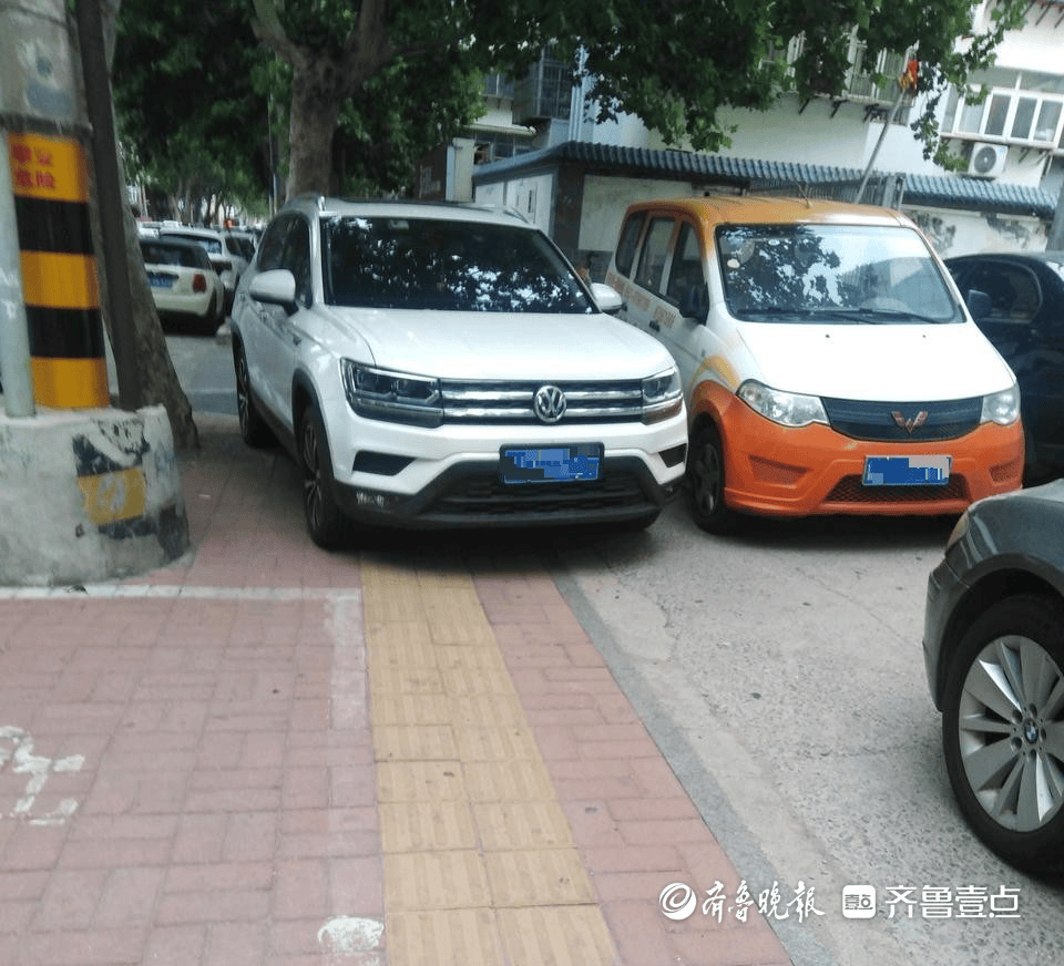 濟南槐蔭區(qū)建邦大廈門口車輛亂停占道，交警：已安裝交通隔離設施