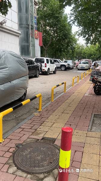 濟南槐蔭區(qū)建邦大廈門口車輛亂停占道，交警：已安裝交通隔離設施