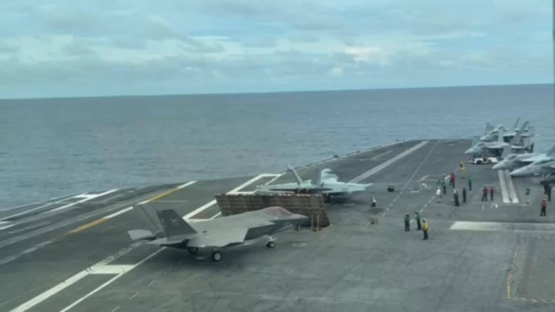 外軍深夜來犯，央視披露細節(jié)，殲15掛實彈升空驅離，現(xiàn)場驚心動魄
