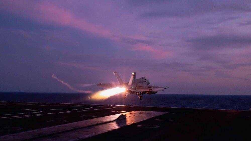 外軍深夜來犯，央視披露細節(jié)，殲15掛實彈升空驅離，現(xiàn)場驚心動魄