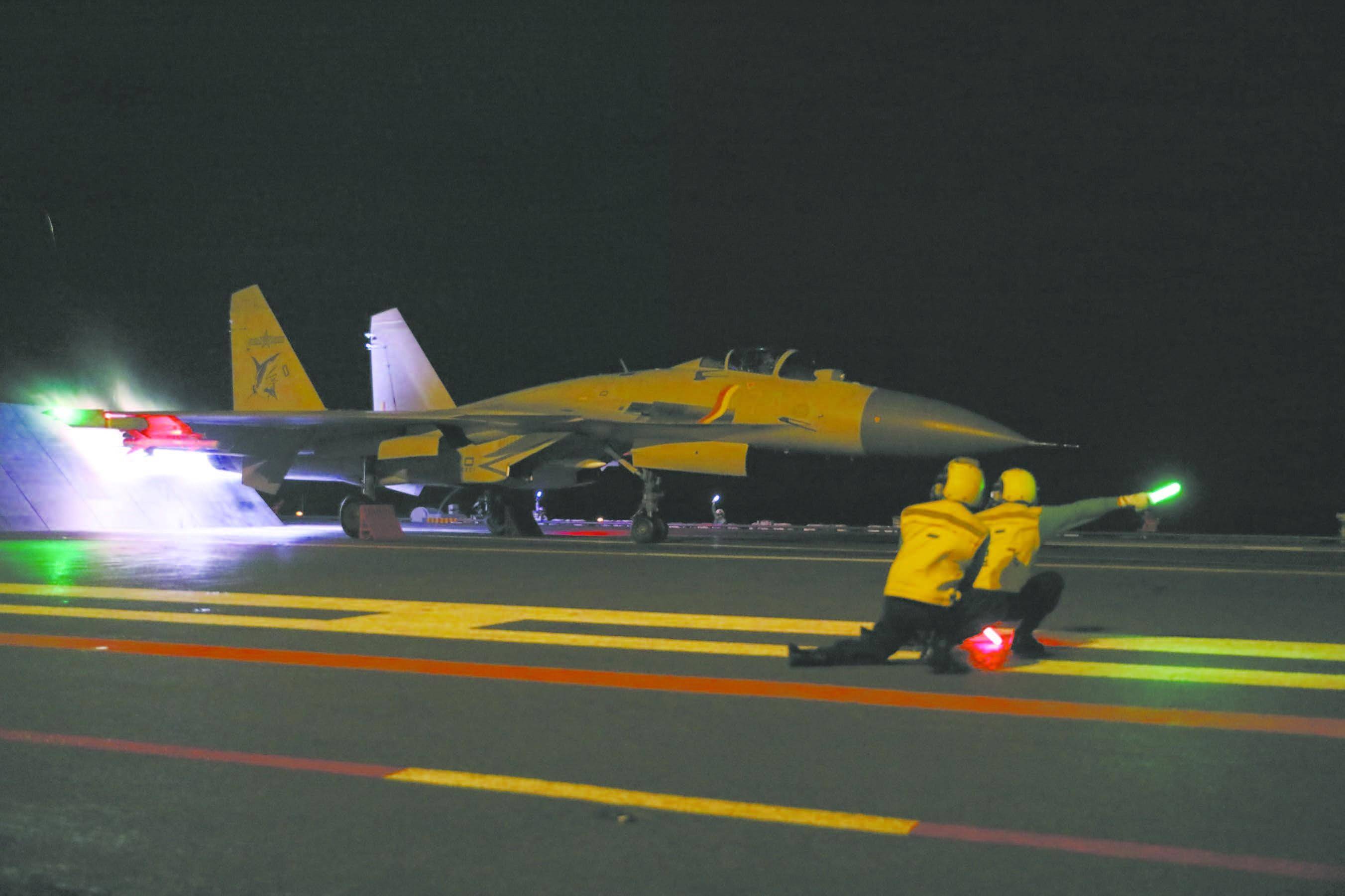 外軍深夜來犯，央視披露細節(jié)，殲15掛實彈升空驅離，現(xiàn)場驚心動魄