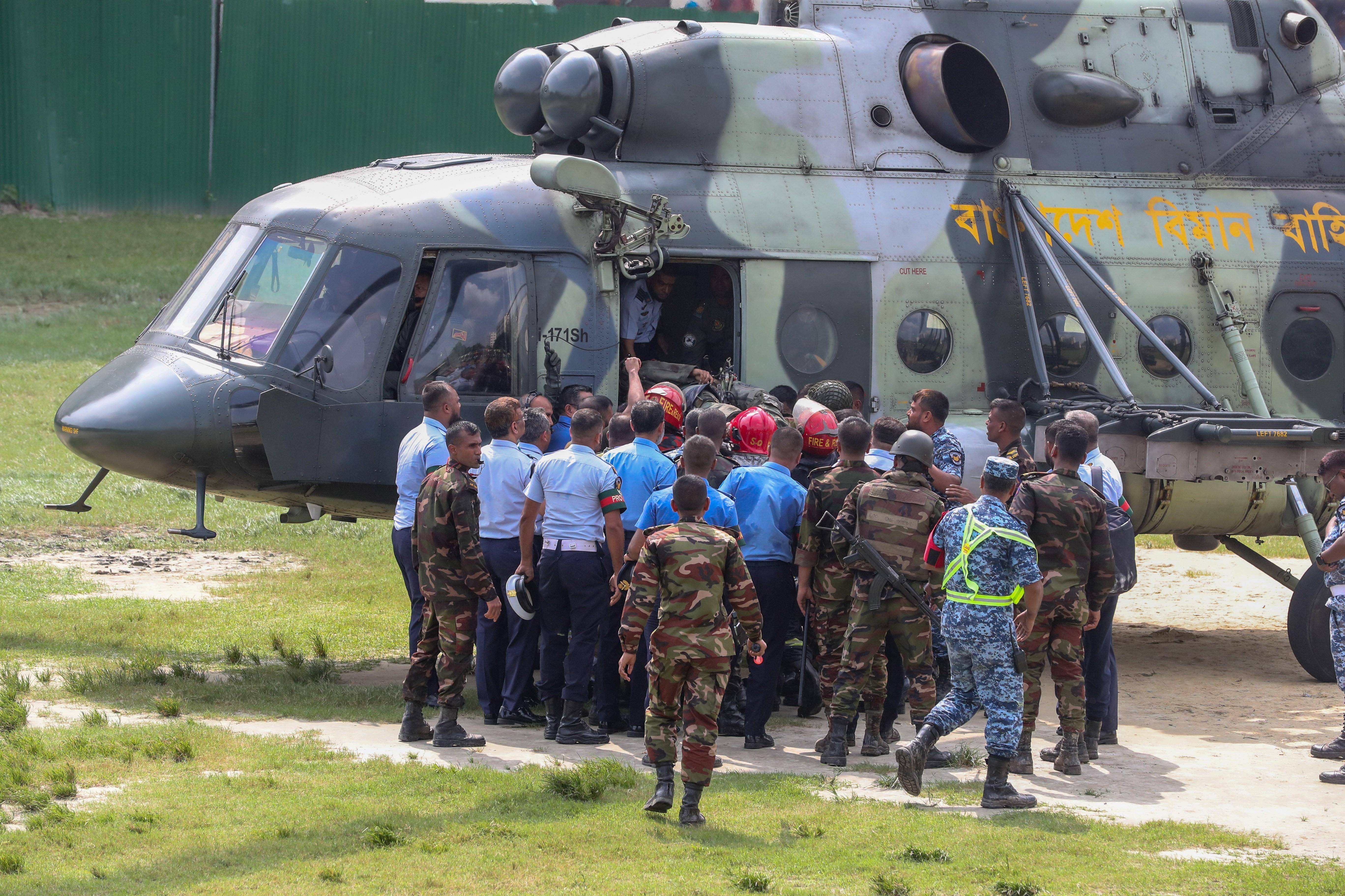 鏡頭直擊|孟加拉國空軍一教練機墜毀致百余人死傷