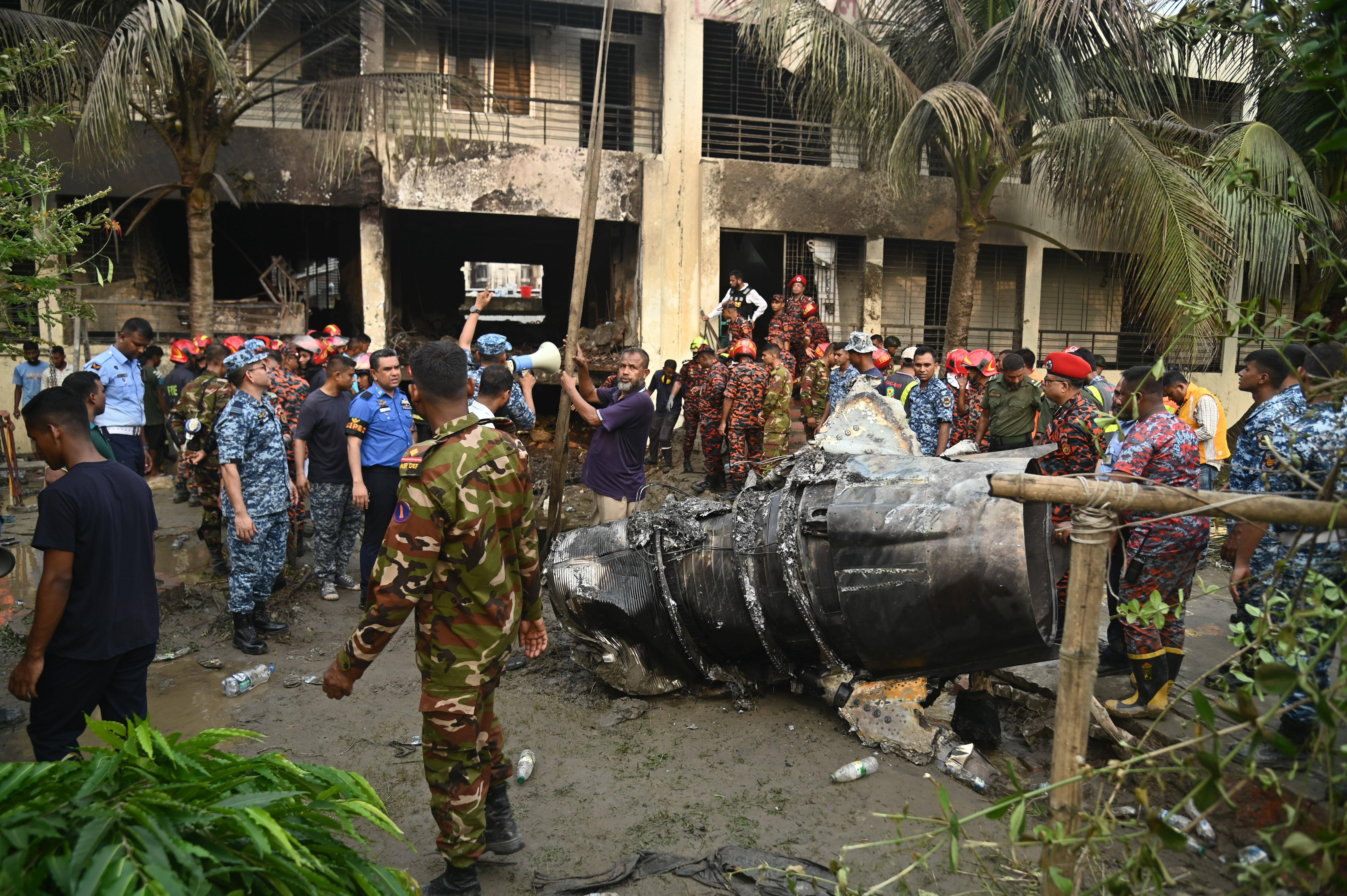 鏡頭直擊|孟加拉國空軍一教練機墜毀致百余人死傷