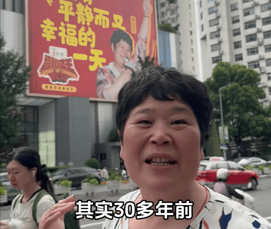 “絕經(jīng)和出道同時來？”上海街頭驚現(xiàn)她的巨幅海報！網(wǎng)友：笑著笑著就哭了