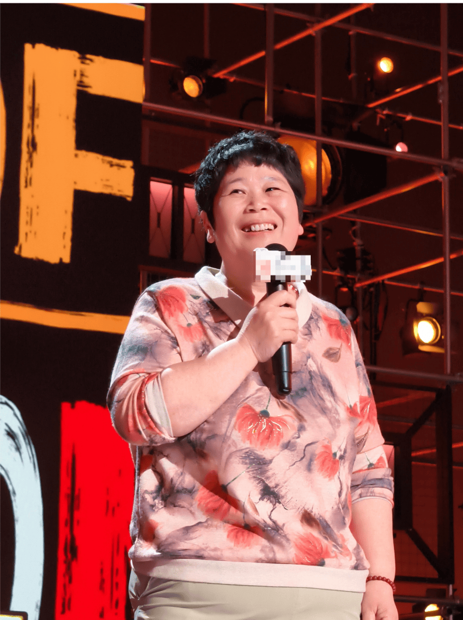 “絕經(jīng)和出道同時來？”上海街頭驚現(xiàn)她的巨幅海報！網(wǎng)友：笑著笑著就哭了