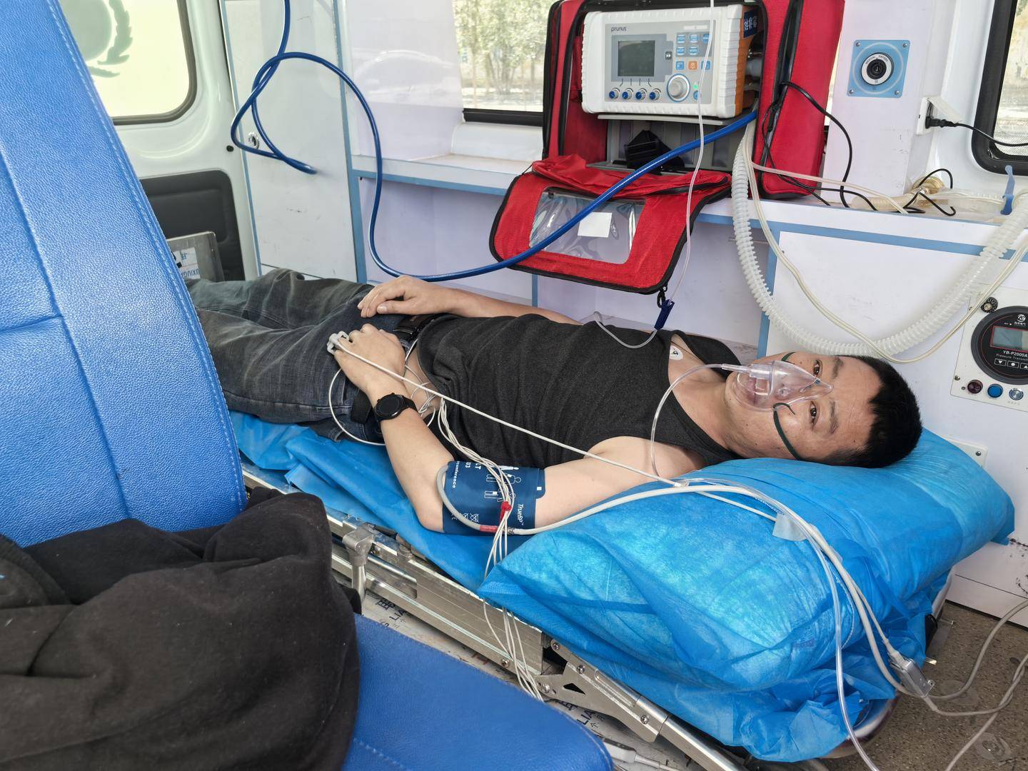 青海一男子被罕見劇毒阿拉善蝮蛇咬傷，因無血清一度想放棄治療 警車開道轉(zhuǎn)運700公里救命