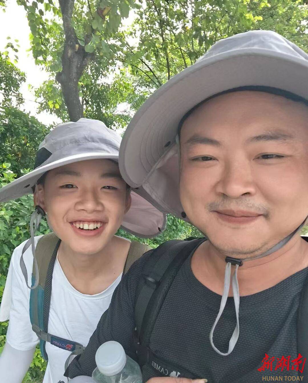 他陪13歲兒子從深圳徒步回湖南：腳都走“廢”，兒子開心就好