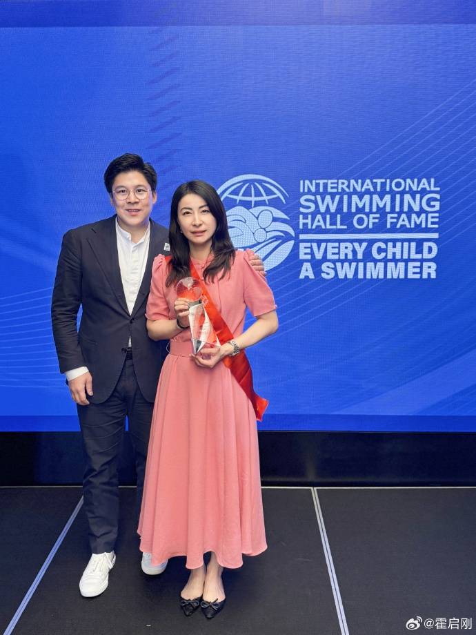 霍啟剛專程飛新加坡，見證郭晶晶入選國際游泳名人堂，二人結(jié)婚13年，育有一子兩女