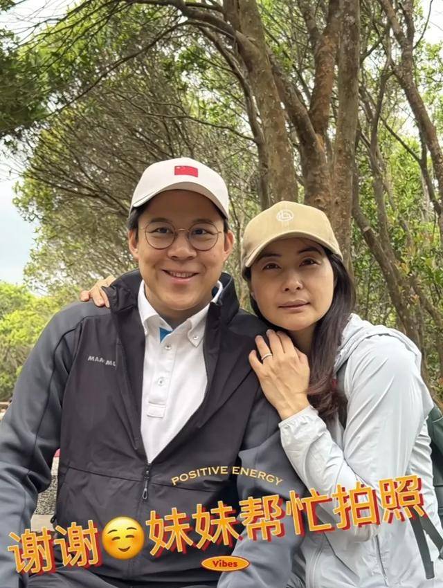 霍啟剛專程飛新加坡，見證郭晶晶入選國際游泳名人堂，二人結(jié)婚13年，育有一子兩女