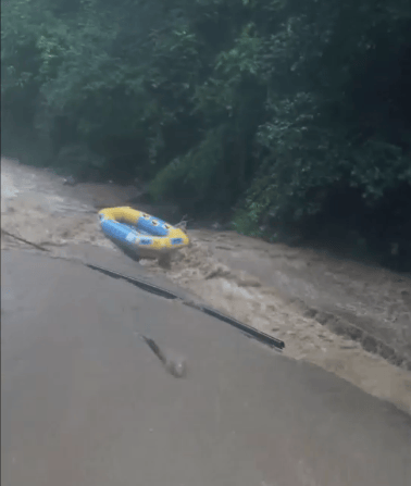 大峽谷漂流突降大雨，24歲女游客落水失聯(lián)！親屬：仍在搜尋中
