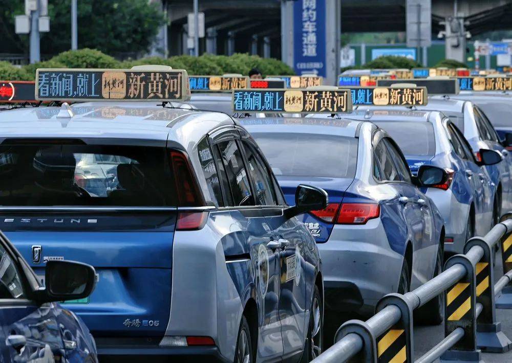 濟(jì)南8000余臺(tái)出租車同亮頂燈，為TA“打call”