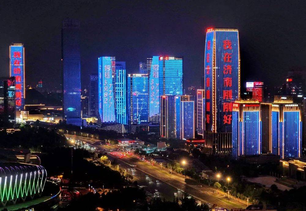 濟(jì)南8000余臺(tái)出租車同亮頂燈，為TA“打call”