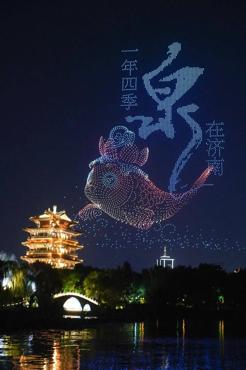 濟(jì)南8000余臺(tái)出租車同亮頂燈，為TA“打call”