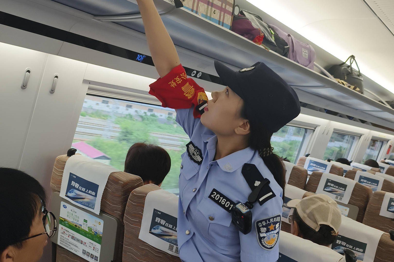 當(dāng)事女乘客回應(yīng)“穿吊帶乘高鐵收到提示卡片”：沒(méi)冒犯，未評(píng)判穿著，安全感滿滿