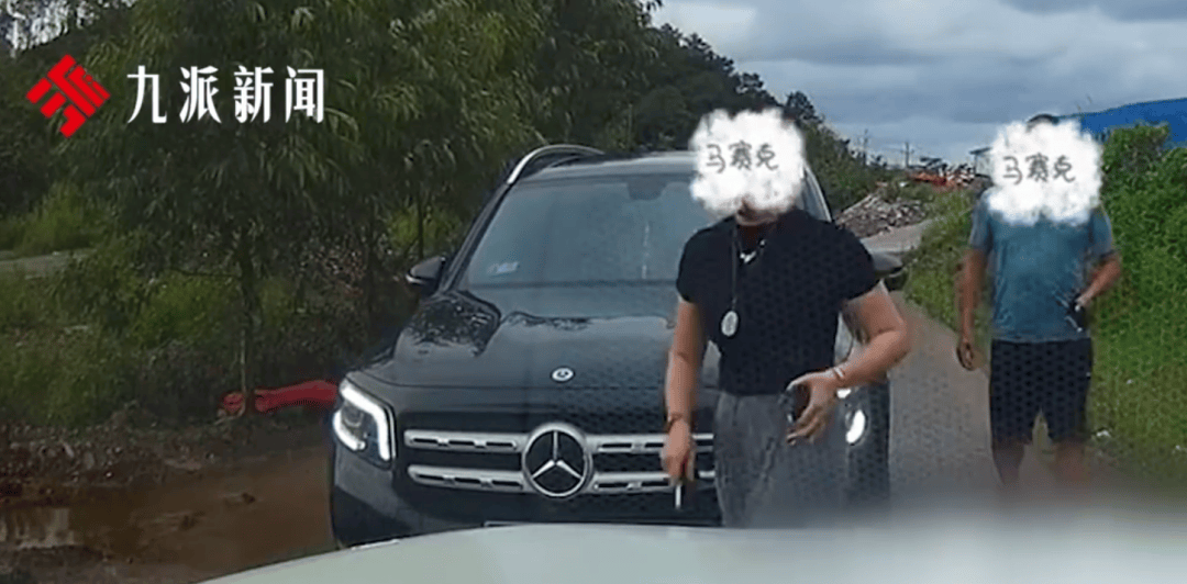 遭“亮證逼迫讓路”當(dāng)事人再發(fā)聲：事后被要求刪視頻，向女司機道歉；道歉視頻已不可見