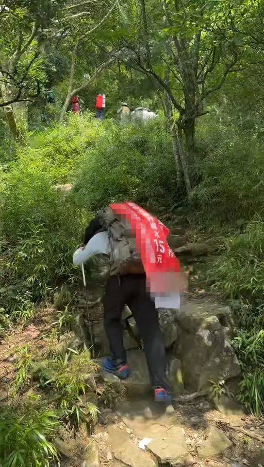 湖南一男子背40公斤蜜雪冰城上武功山售賣，當(dāng)事人：背了四十杯左右，每杯15元