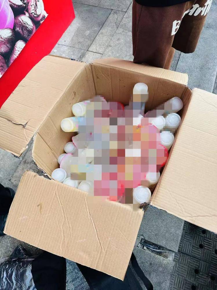 湖南一男子背40公斤蜜雪冰城上武功山售賣，當(dāng)事人：背了四十杯左右，每杯15元