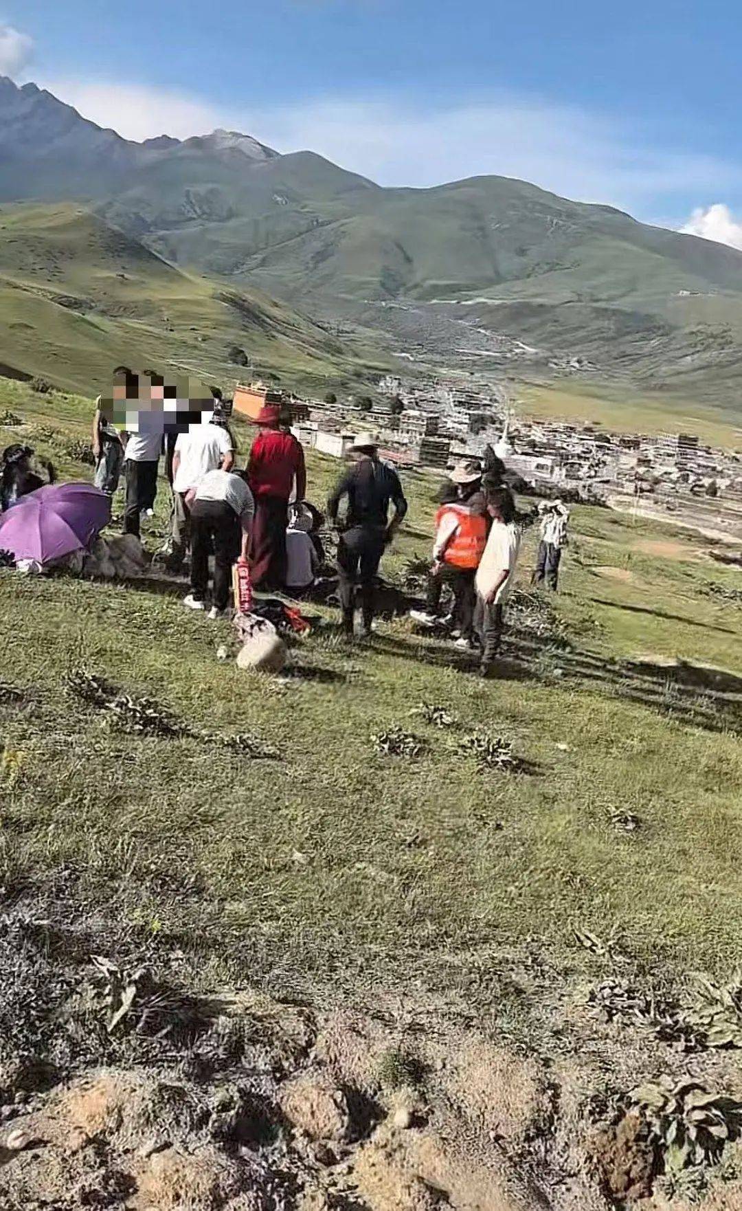 游客車鑰匙被土撥鼠“叼走”，川西當(dāng)?shù)厝送诙磶兔φ一?></p>
<p>4日上午，記者通過(guò)理塘縣政府公開的聯(lián)系方式，與下則通村電話取得聯(lián)系，該村一名男性工作人員告訴記者，“是的，有這么一件事，現(xiàn)在已經(jīng)找到了，鑰匙是昨天找到的。”這位工作人員說(shuō)，當(dāng)?shù)赝翐苁蟠_實(shí)較常見，村民們?cè)谧蛱煲呀?jīng)從土撥鼠挖的土里，一起幫忙尋回了鑰匙。</p>
<p>來(lái)源：封面新聞</p>
<p>編輯：一丹</p>
<p>版權(quán)歸原作者所有 如有侵權(quán)請(qǐng)及時(shí)聯(lián)系</p>
                			    
			</div>
			<div   id=