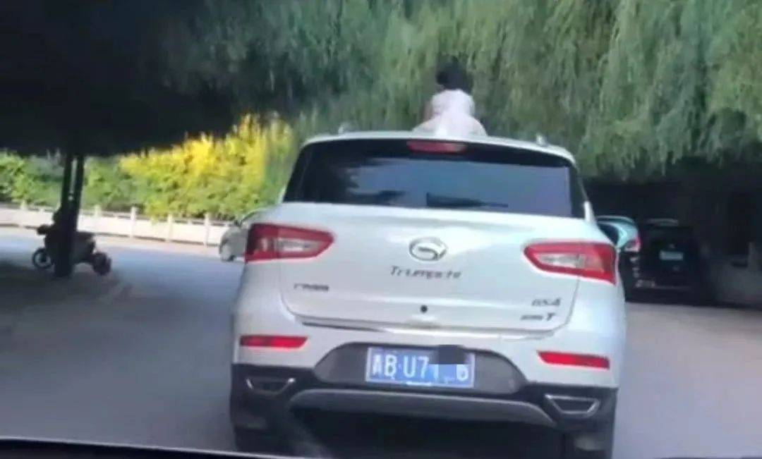 驚險(xiǎn)！青海一女童竟端坐在行駛中的轎車車頂！