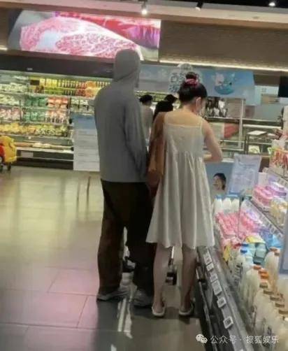 離婚三年又被拍到親密逛超市，他倆這是純帶娃還是真復(fù)合了？