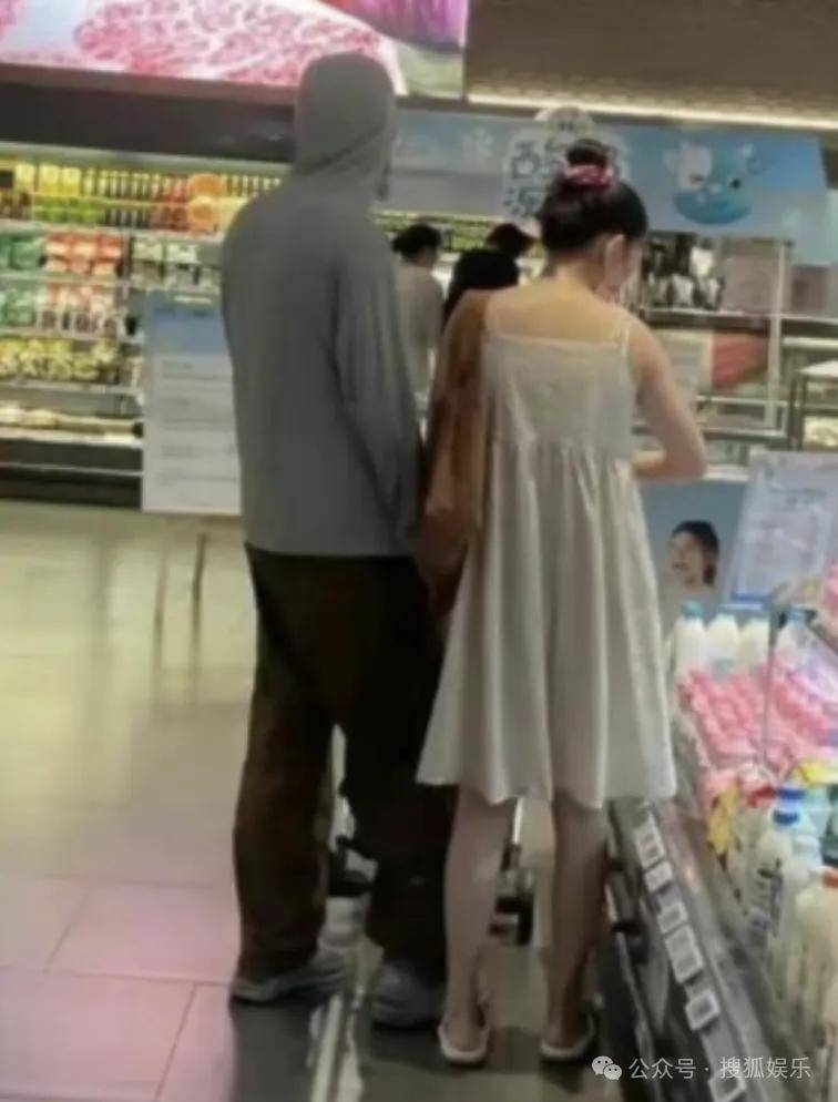 離婚三年又被拍到親密逛超市，他倆這是純帶娃還是真復(fù)合了？