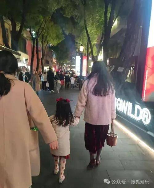離婚三年又被拍到親密逛超市，他倆這是純帶娃還是真復(fù)合了？