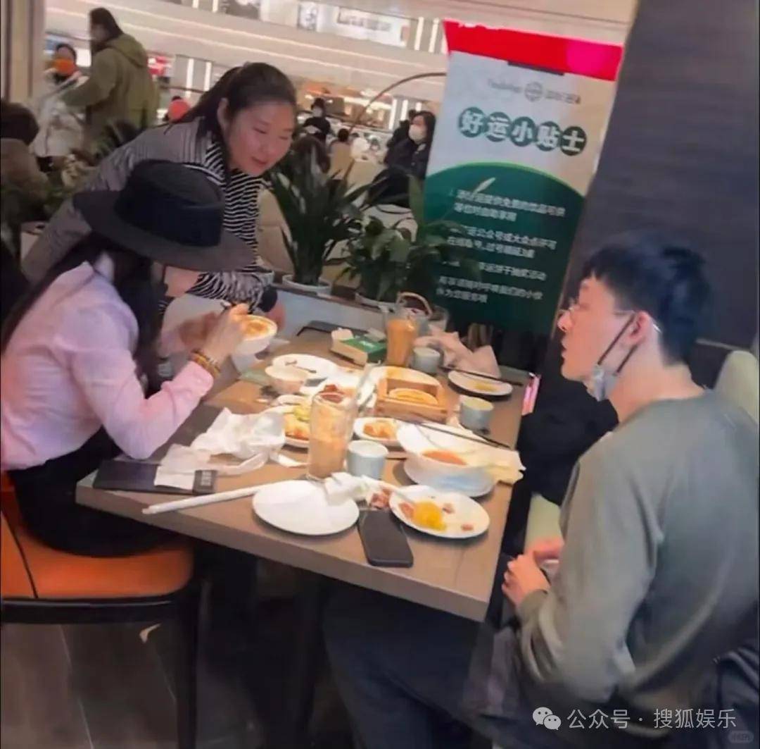 離婚三年又被拍到親密逛超市，他倆這是純帶娃還是真復(fù)合了？