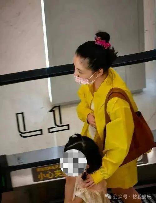 離婚三年又被拍到親密逛超市，他倆這是純帶娃還是真復(fù)合了？