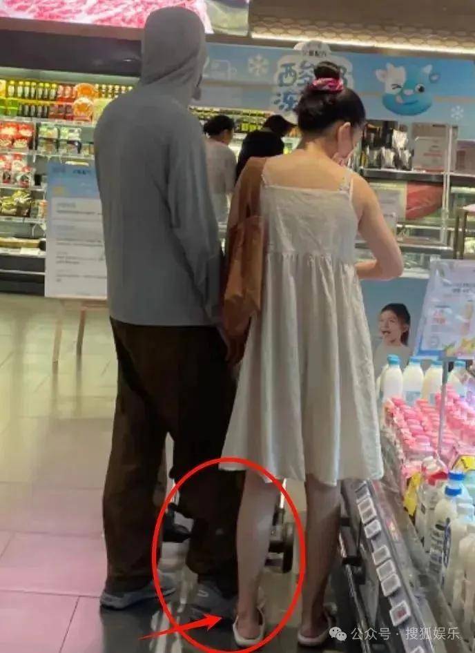 離婚三年又被拍到親密逛超市，他倆這是純帶娃還是真復(fù)合了？