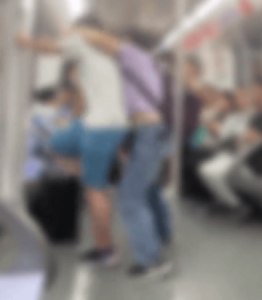 上海一男孩和媽媽坐地鐵情緒激動(dòng)，用力踹門(mén)高喊開(kāi)門(mén)：不就幾千萬(wàn)嗎