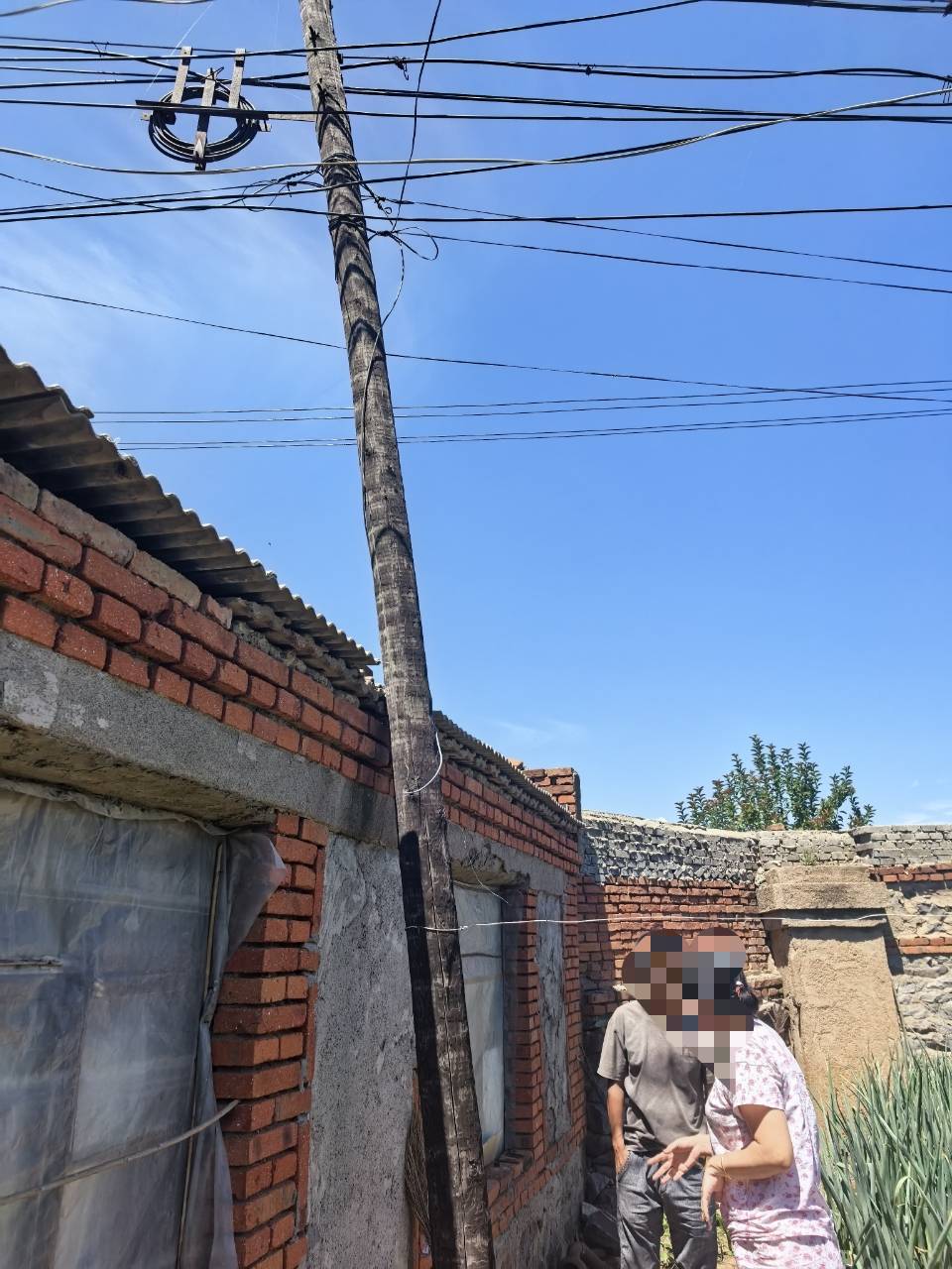 遼寧錦州一電信電線桿設(shè)在居民院子里拒絕移走？電信公司：已與當(dāng)事人協(xié)商一致